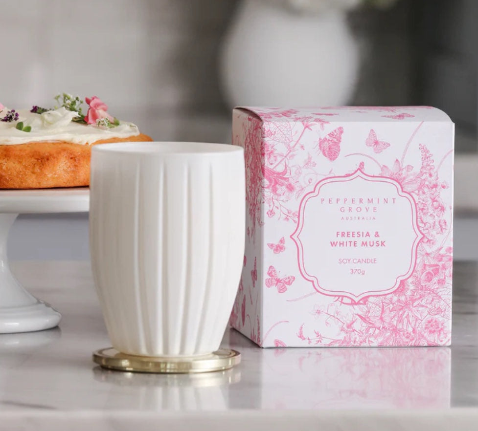 PGA Candle 370g / Freesia & White Musk